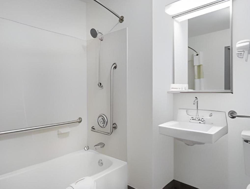 Clarion Pointe - Greensboro Coliseum Area Εξωτερικό φωτογραφία